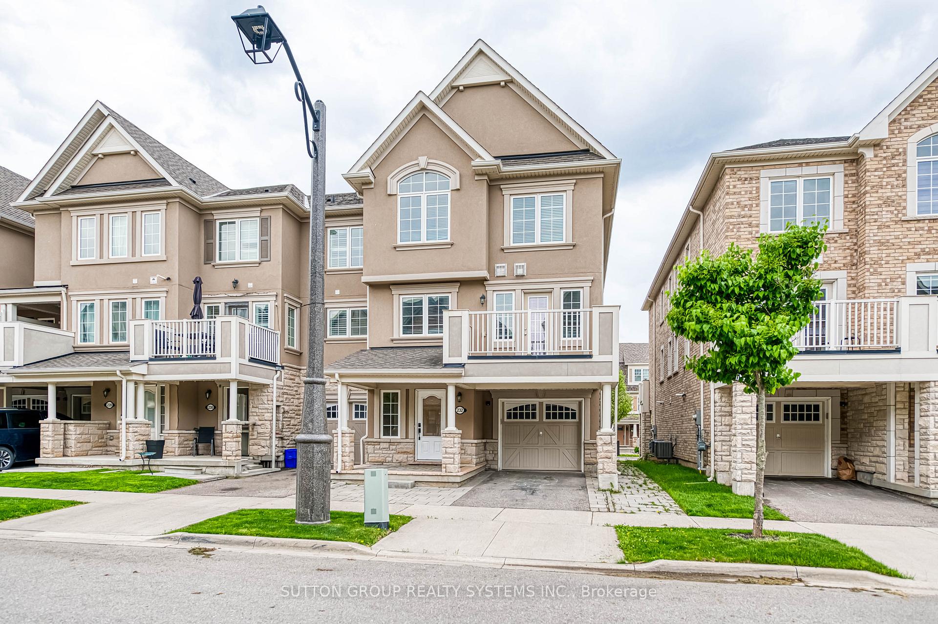 232 Betsy Drive, Oakville, ON L6M 0V3
