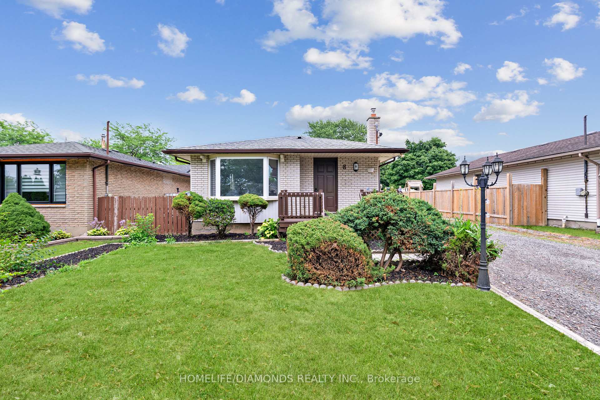 8 Huntley Crescent, St. Catharines, ON L2M 6E6